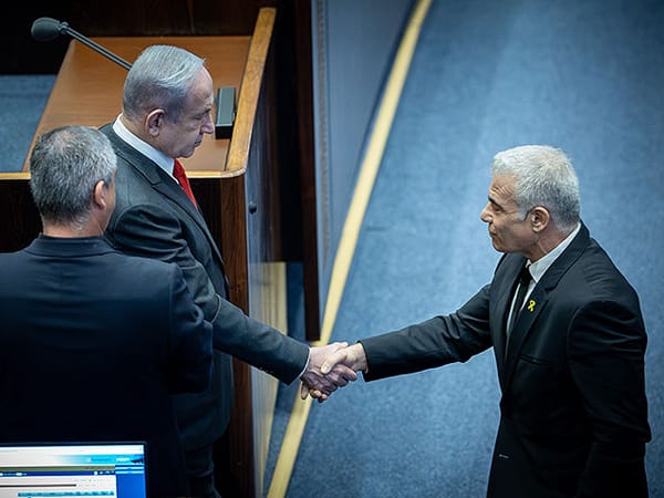 Netanyahu and Lapid meet in the Knesset after the Palestinian state voting