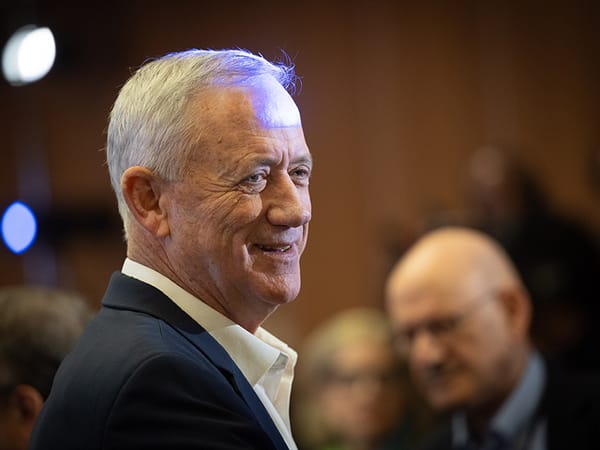 Netanyahu's Office tried to cancel Benny Gantz's tickets to Washington and London