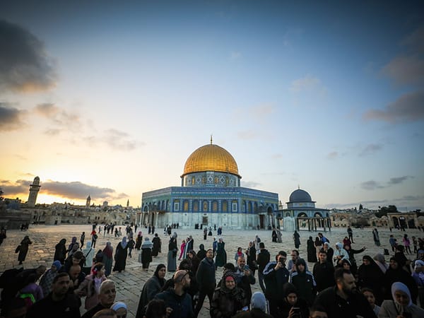 20,000 Muslims attend prayers at Al-Aqsa Mosque in Jerusalem