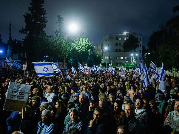 Demonstrations for and against IDF's withdrawal gather near Netanyahu's office